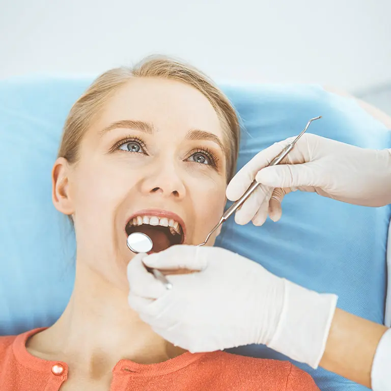 Controllo dentistico per diagnosi e trattamento della parodontite presso lo studio Del Malvò a Torino