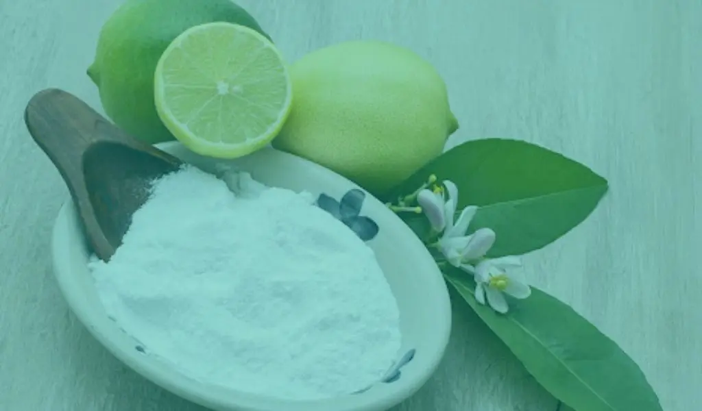 Immagine di limoni e bicarbonato, simbolo di sbiancamento fai-da-te