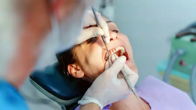 Pulizia dentale professionale in corso presso lo Studio Dentistico Del Malvò a Torino per mantenere un sorriso sano e prevenire carie e malattie gengivali.